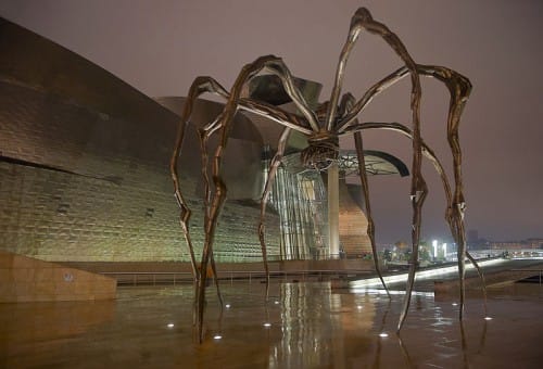 Die Spinnenskulptur Maman von Louise Bourgeois in Bilbao