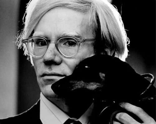 Fotoporträt von Andy Warhol mit Dachshund Archie (1973)