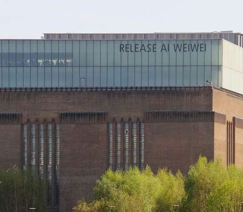 Schriftzug „Release Ai Weiwei“ (entlasst Ai Weiwei) am Gebäude der Tate Modern Gallery in London, wo sein Objekt „sunflower seeds“ ausgestellt ist