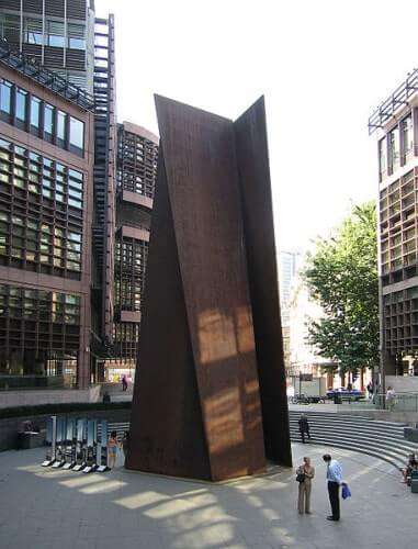 Skulptur "Fulcrum" (1987) von Richard Serra