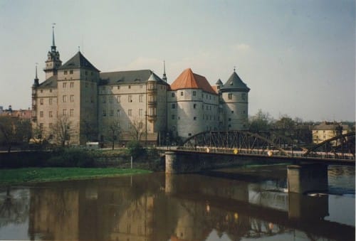 Schloss Hartenfels an der Elbe mit historischer Brücke
