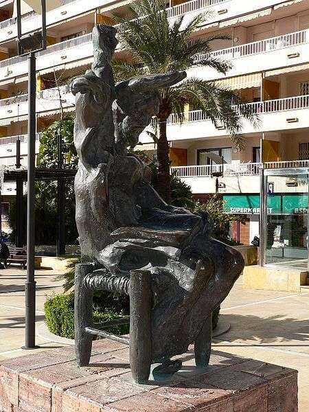 Salvadore Dalí - Der exzentrische Katalane Künstler sigmund freud Salvador Dalí - Sitzender Don Quijote (Skulptur in Marbella, Spanien)