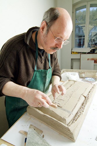 Gerhard Mevissen in seiner Kunstwerkstatt bei der Erstellung eines Kunstwerkes