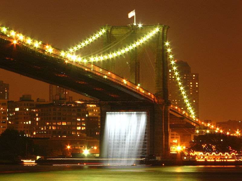 Teil von Olafur Eliassons Projekt "Waterfalls" unter der Brooklyn Bridge