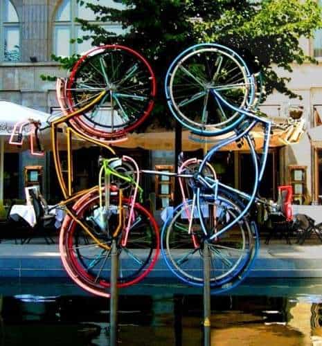 Riding Bikes, Objektkunst von Robert Rauschenberg, 1998 in Berlin