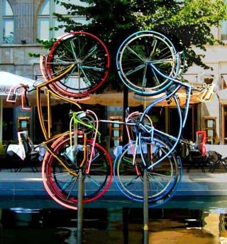 Riding Bikes, Objektkunst von Robert Rauschenberg, 1998 in Berlin Riding Bikes, Objektkunst von Robert Rauschenberg, 1998 in Berlin