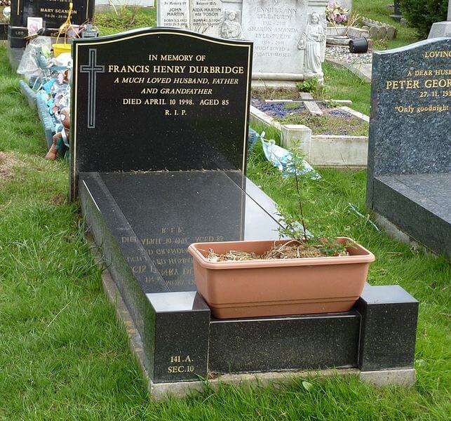 Grab des britischen Krimiautors Francis Durbridge auf dem Putney Vale Cemetery, London