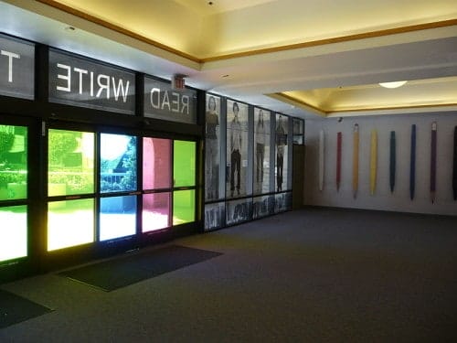 Das Kunstwerk "READ/WRITE/THINK/DREAM" von John Baldessari in der Geisel Bibliothek auf der UCSD. Eine Schrägansicht. Das Kunstwerk "READ/WRITE/THINK/DREAM" von John Baldessari in der Geisel Bibliothek auf der UCSD. Eine Schrägansicht.