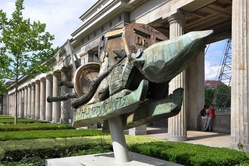 Jonathan Meese: Die Humpty-Dumpty-Maschine der totalen Zukunft, 2010; aufgestellt vor der Alten Nationalgalerie, Berlin