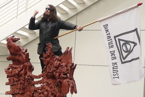 Jonathan Meese und seine Performance "Erzstaat Atlantisis", Arp Museum Bahnhof Rolandseck, Remagen