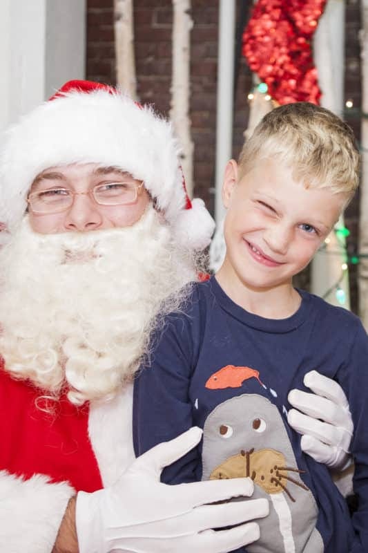 Arte per i più piccoli: creare regali di Natale stimola la creatività. Realizzare un'enciclopedia dell'arte Babbo Natale con bambino