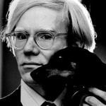 Fotoporträt von Andy Warhol mit Dachshund Archie (1973)