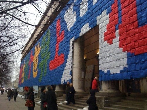 Front des Haus der Kunst während Ai Wei Wei's Ausstellung "So sorry" in München (2010)