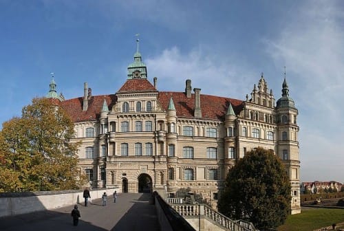 Blick vom Torhaus auf das Güstrower Schloss. Es gilt als eines der bedeutendsten Renaissancebauwerke Norddeutschlands