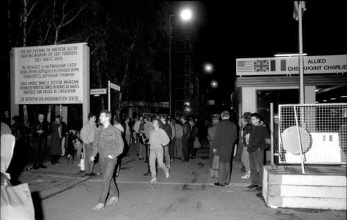 Checkpoint Charlie in Berlin, Nacht des Mauerfalls (Bild aus dem Bundesarchiv)
