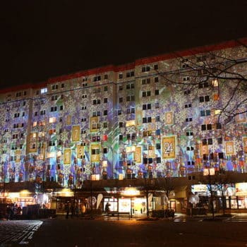 Dieses Gebäude in Hellersberg wird abends zum Advendskalender