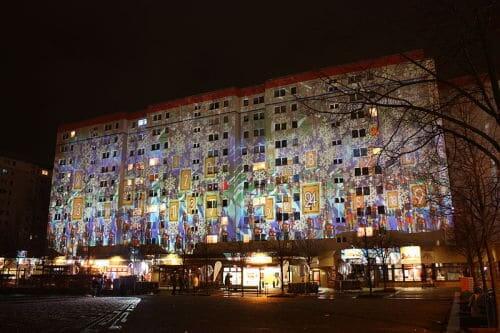 Dieses Gebäude in Hellersberg wird abends zum Advendskalender