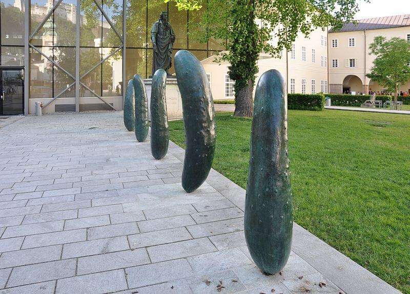 Skulpturengruppe "Gurken" von Erwin Wurm (Furtwänglerpark, Salzburg)
