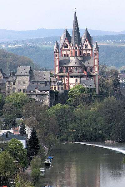 Der Limburger Dom, auch Georgsdom genannt, thront oberhalb der Altstadt von Limburg neben der Burg Limburg