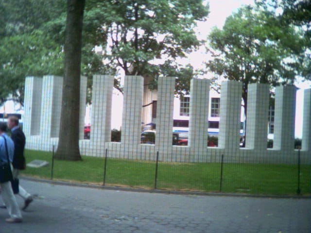 Sol de Witt's "Circle with Towers" im Madison Square Park