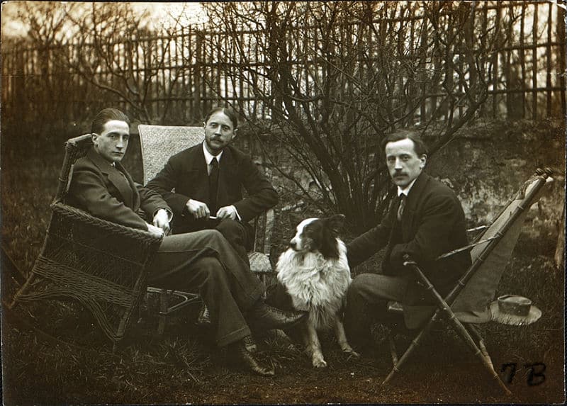 Marcel Duchamp, Jacques Villon, Raymond Duchamp-Villon, und Villon's dog Pipe im Garten von Villon's Studio, Puteaux, Frankreich (ca. 1913)