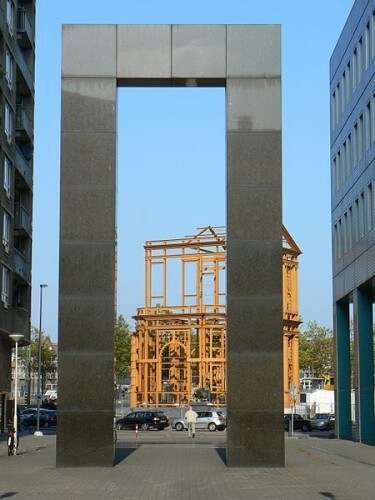 Skulptur "Tor und Stele" von Günther Förg (1994)