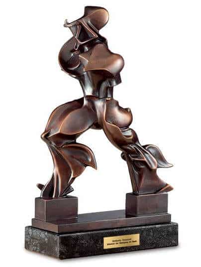 Umberto Boccioni: Skulptur "Forme Uniche della Continuitae Nello Spazio" (1913), Version in Kunstguss