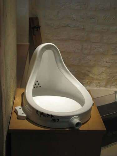 Fontaine Replik von Marcel Duchamp. Musee Maillol, Paris (Frankreich)