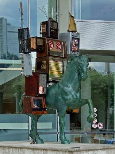 Nam June Paiks Skulptur Pre-Bell-Man vor dem Museum für Kommunikation in Frankfurt am Main