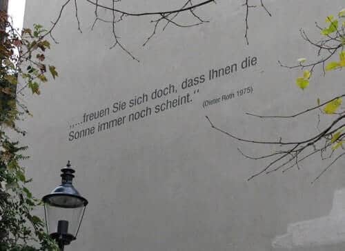 Spruch von Dieter Roth am Andreasplatz in Basel