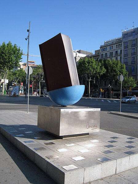Monument al llibre („Monument für das Buch“), Skulptur aus dem Jahr 1994 von Joan Brossa