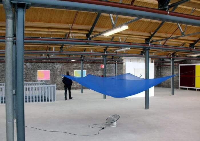 Hans Haacke's Blue Sail auf der Ausstellung Out of Storage in der Timmerfabriek in Maastricht