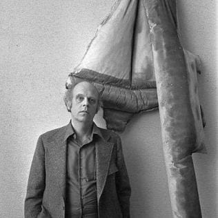 Claes Oldenburg vor einem seiner Werke im Stedelijk Museum, Amsterdam (1970)