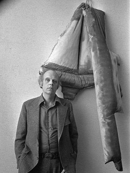 Claes Oldenburg vor einem seiner Werke im Stedelijk Museum, Amsterdam (1970)