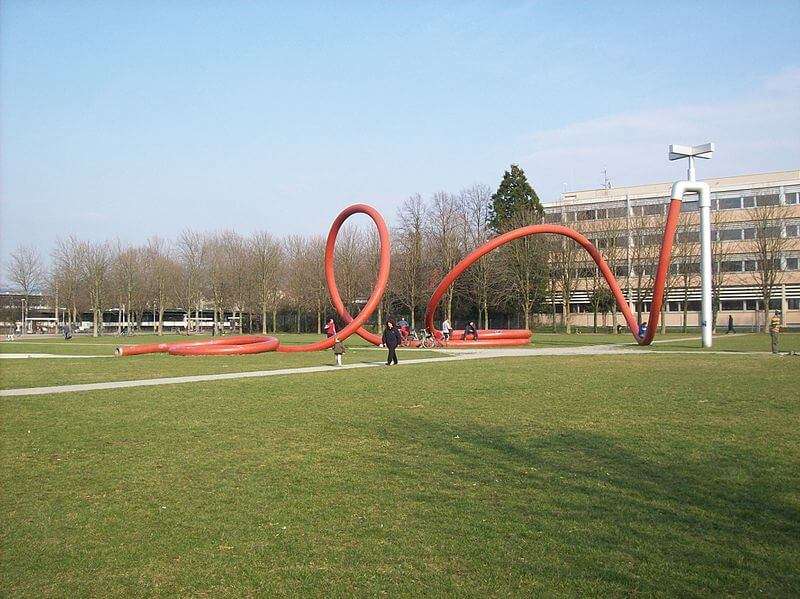 Wasserschlauch von Claes Oldenburg im Eschholzpark Freiburg im Breisgau