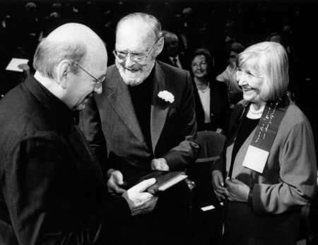 Bernd & Hilla Becher nehmen den Erasmus Preis 2002 von Prinz Bernhard der Niederlande in Empfang.