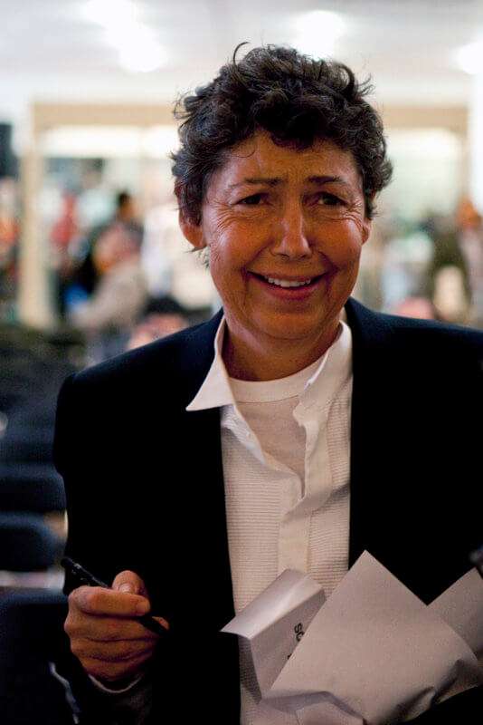 L'artista Isa Genzken: una vita dedicata all'arte, con pochi compromessi. (Enciclopedia dell'arte, XX secolo) La scultrice Isa Genzgen durante l'inaugurazione della sua mostra "Apriti Sesamo" al Museo Ludwig di Colonia.