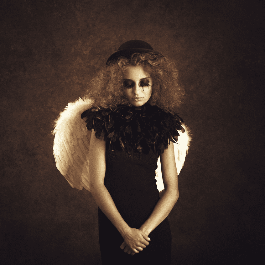 "Broken Angel" - Konzeptuelle Fotografie von Peter Zelei als Giclée Print