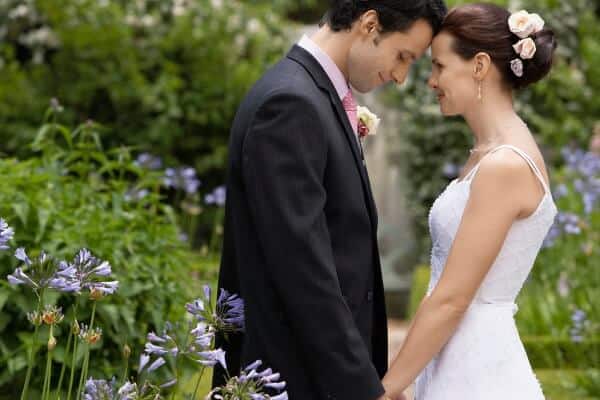 Ein professioneller Hochzeitsfotograf wird einzigartige Momente auf starken Bildern festhalten