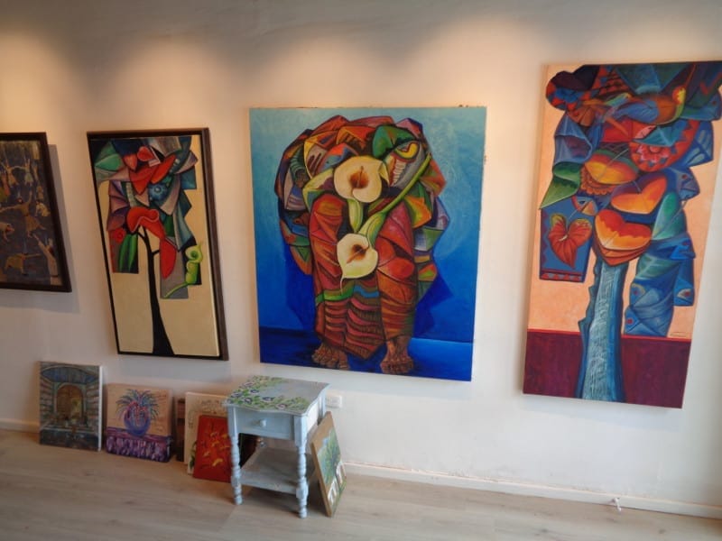 Abstrakte Kunstwerke in der Art Gallery, Wilson y Avenida Amazonas