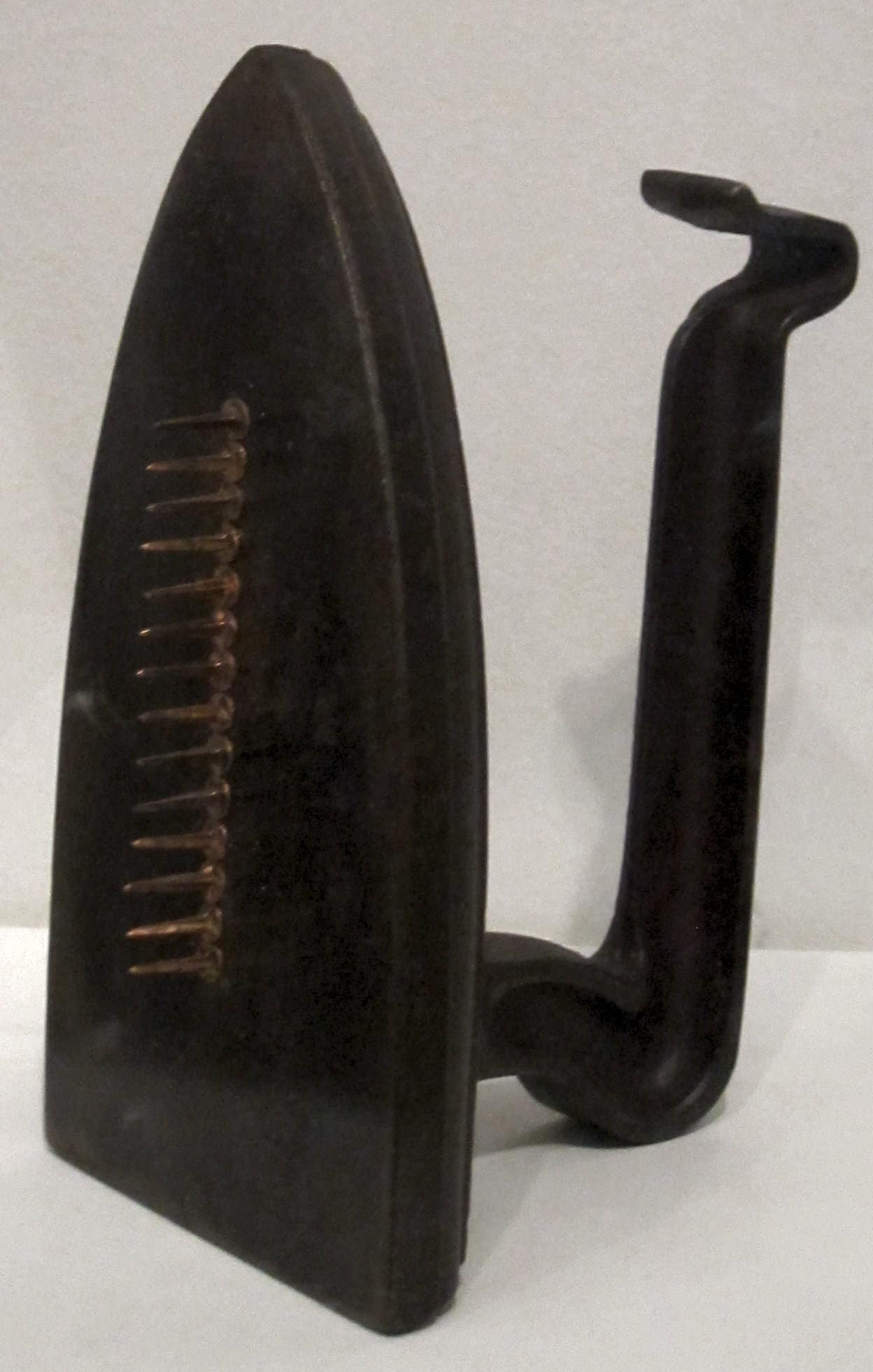 The Gift (Cadeau) -Ready-Made Skulptur von Man Ray, Eisen und Nägel, 1921, bearbeitete Replik 1972, Tate Modern