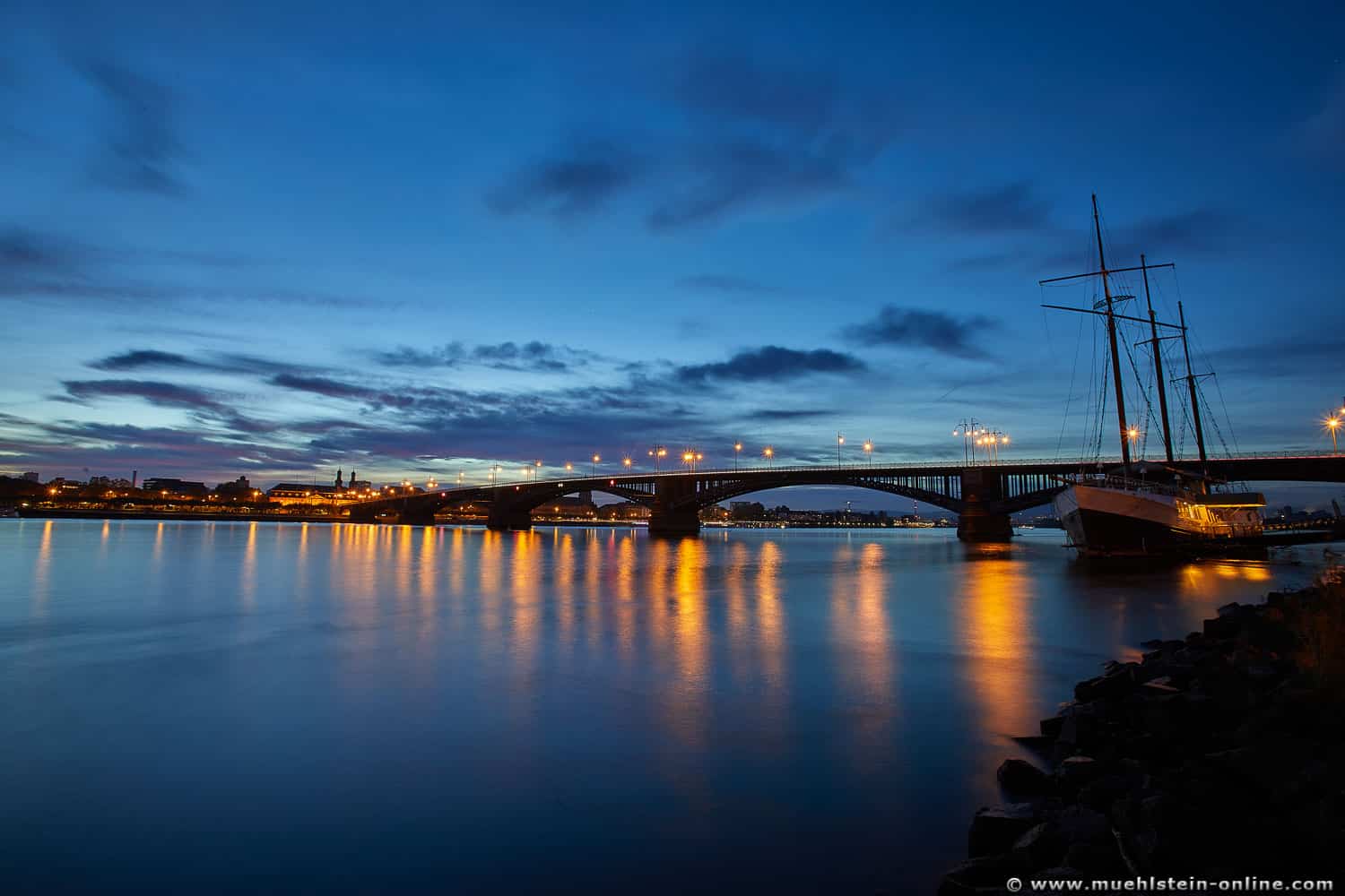 Blick auf die Theodor-Heuss-Brücke in Mainz am Rhein, Foto von Michael Mühlstein