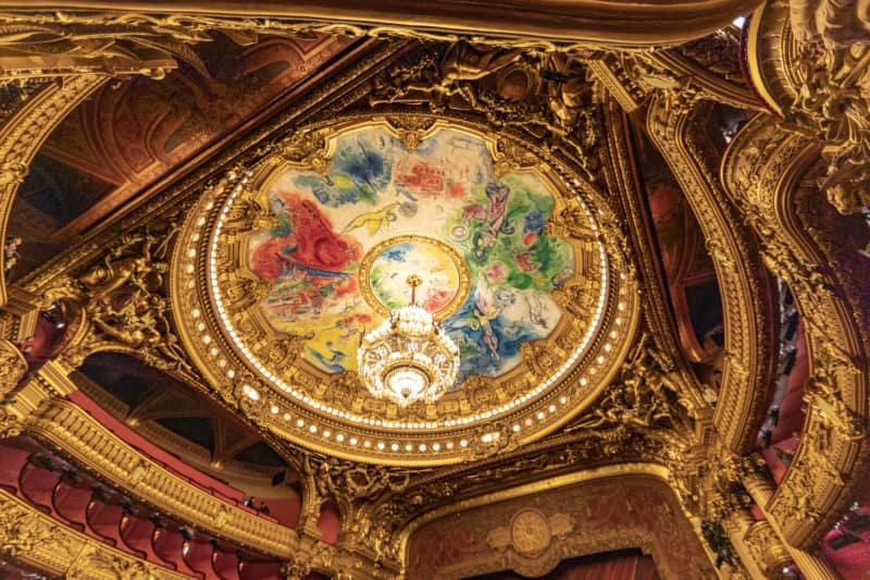 Palais Garnier, Opera de Paris. Von Marc Chagall gemalte Decke auf einem abnehmbaren Rahmen über der ursprünglichen (1964). Sie zeigt Szenen aus Opern von 14 Komponisten