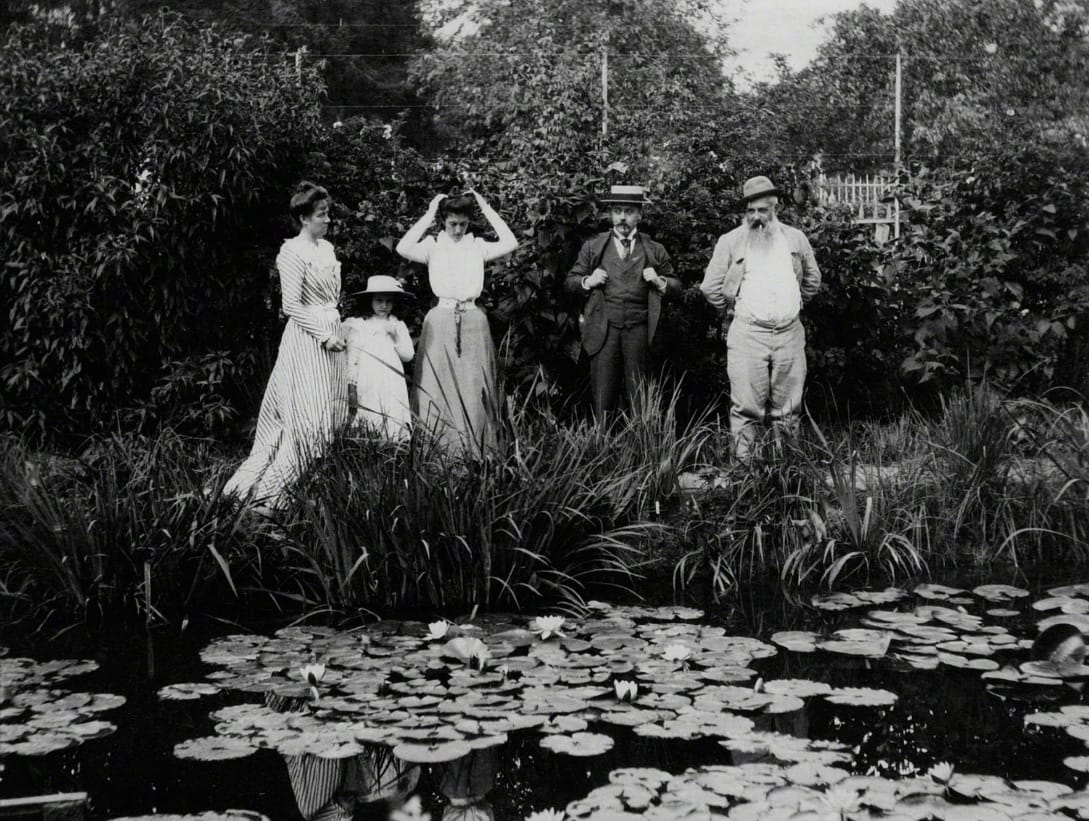 Germaine Hoschedé, Lili Butler, Mme Joseph Durand-Ruel, Georges Durand-Ruel und Claude Monet in Giverny im Jahr 1900. Foto wahrscheinlich von Joseph Durand-Ruel. Durand-Ruel-Archiv.