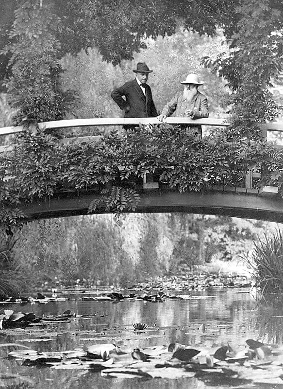 Claude Monet in seinem Garten auf der japanischen Holzbrücke, fotografiert für die New York Times, 1922