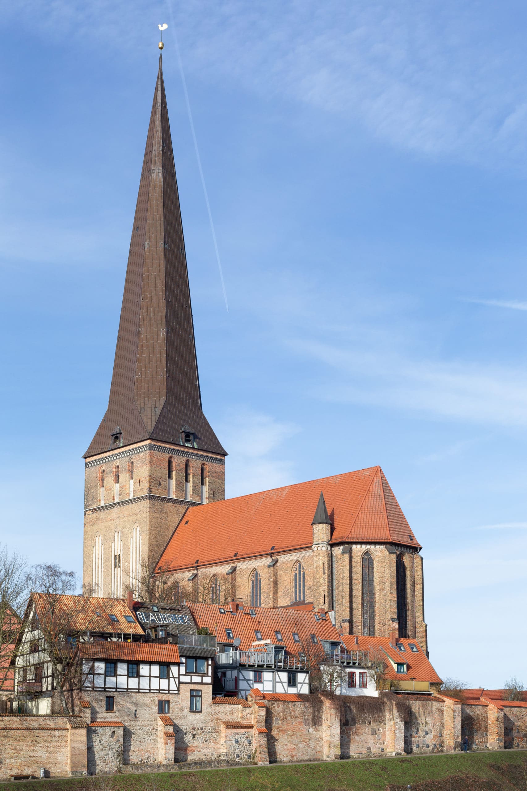 Petrikirche in Rostock, Ansicht von Südosten. Im Vordergrund die Stadtmauer