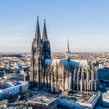 Kölner Dom als prächtiges Bauwerk gotischen Stils, Köln-Altstadt-Nord - Luftaufnahme. Drohnenstandort: über dem Alter Markt