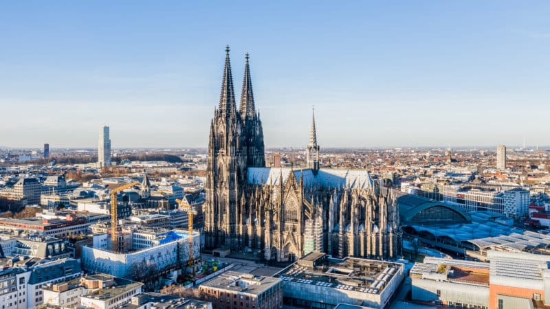 Kölner Dom als prächtiges Bauwerk gotischen Stils, Köln-Altstadt-Nord - Luftaufnahme. Drohnenstandort: über dem Alter Markt