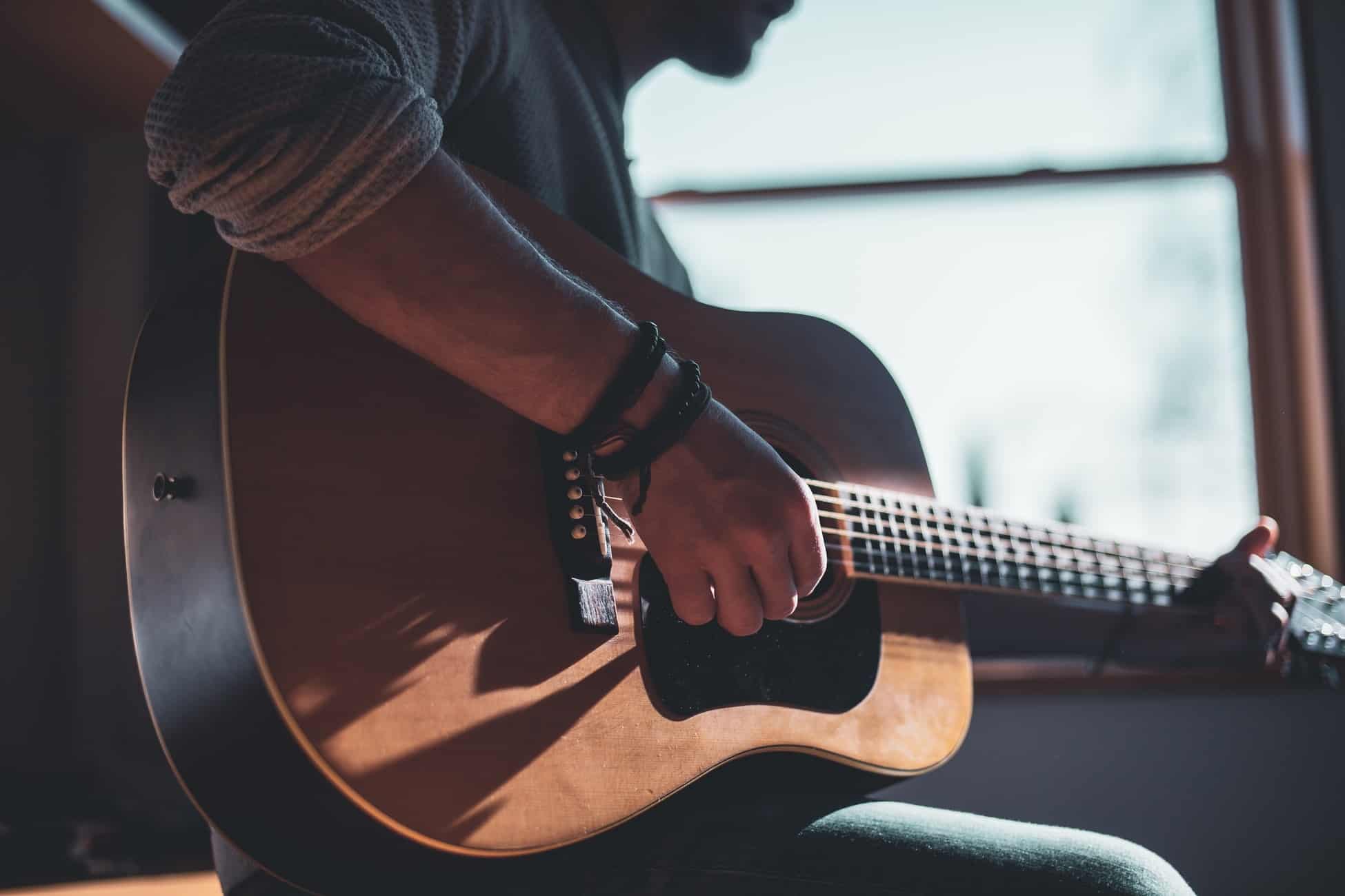 Gitarre lernen: Das sind die typischen Anfängerfehler Musik gitarre Gitarre lernen: Das sind die typischen Anfängerfehler