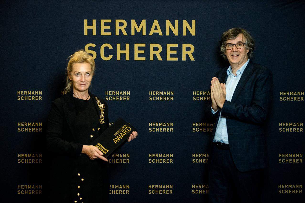 Beatrice Müller, Goldschmiedemeisterin und Schmuckdesignerin, holt sich den Weltmeistertitel beim internationalen Speaker Slam in Berlin 2020